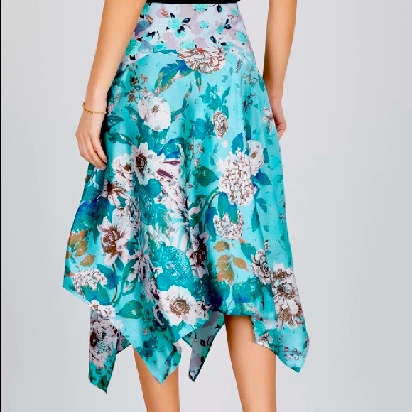 Diane Von Furstenberg 100% silk handkerchief skirt